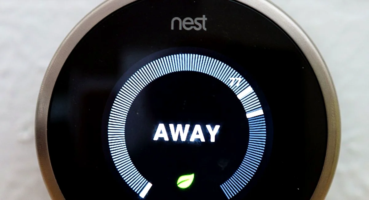 How do two thermostats work together?